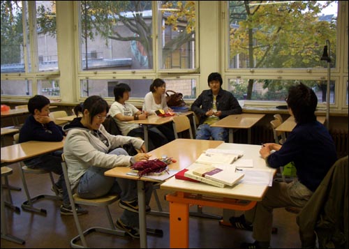 베를린한글학교 고급반 : 새로운 친구들과 새선생님을 만난 첫날, 돌아가며 자기소개를 하고 있다. 